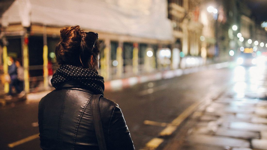 Frau allein auf dunkler Straße Frau allein auf dunkler Straße