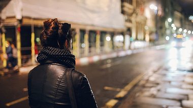 Frau allein auf dunkler Straße - Foto: iStock / lechatnoir