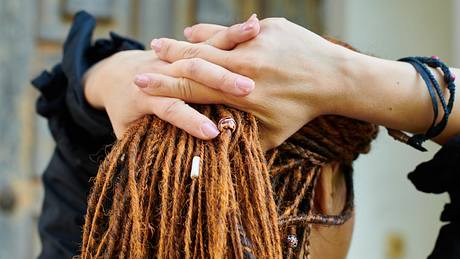 Weiße Frau mit Dreadlocks von hinten  - Foto: iStock / soleg