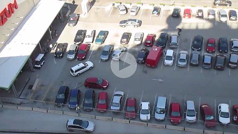 Massen-Einpark-Fail auf einem Parkplatz in Kroatien - Foto: YouTube