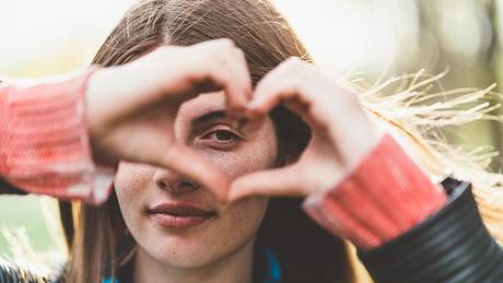 Frau formt Herz mit Händen - Foto: iStock / martin-dm