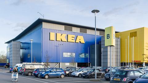 Ikea-Filiale von außen - Foto: iStock / PaulMaguire