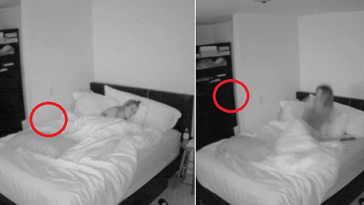 Ist hier zu sehen, wie ein Poltergeist eine junge Frau aus dem Schlaf reißt?