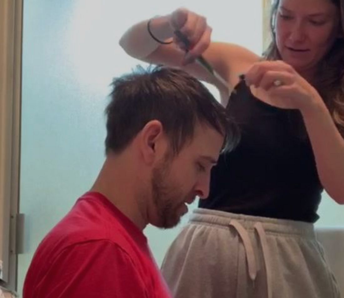 Frau schneidet ihrem Freund die Haare - über das Ergebnis lacht die ganze Welt Frau schneidet ihrem Mann die Haare