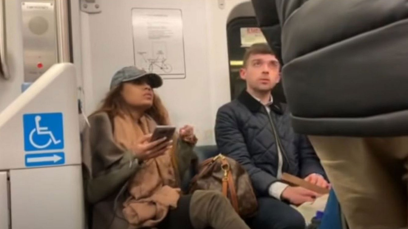 Frau hat Ärger in U-Bahn
