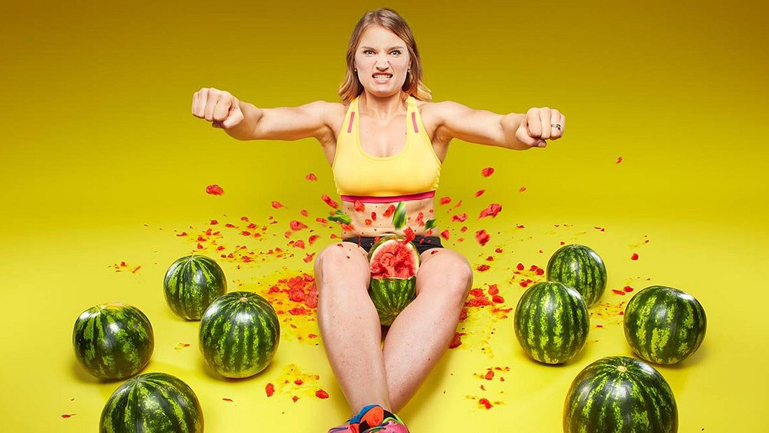 Weltrekord! Frau sprengt Wassermelonen zwischen Schenkeln Weltrekord! Frau sprengt Wassermelonen zwischen Schenkeln