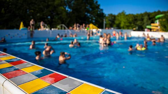 Buntes Treiben im Freibad - Foto: iStock / joruba