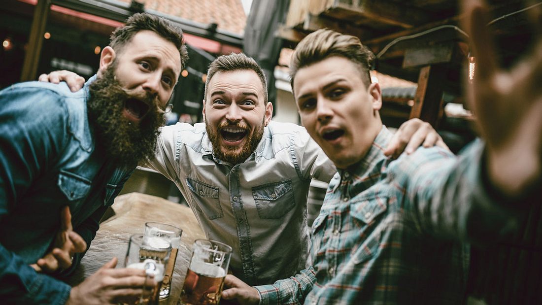 Eine Biertour ist Garant für gute Laune Freunde genießen ein Bier