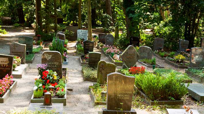 Deutscher Friedhof - Foto: iStock / justhavealook