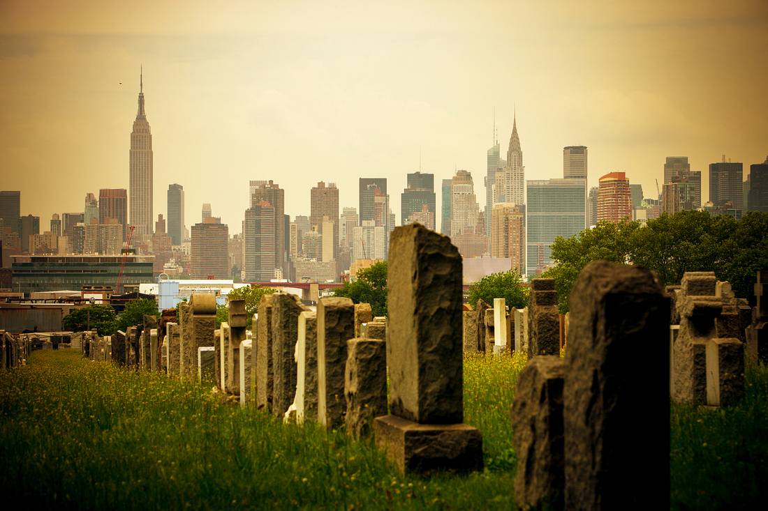 Friedhof mit New Yorker Skyline Friedhof mit New Yorker Skyline