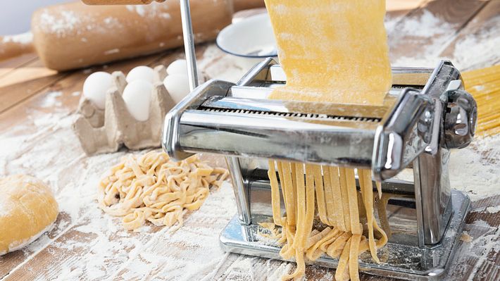 Selbstgemachte Nudeln - Foto: iStock / simarik