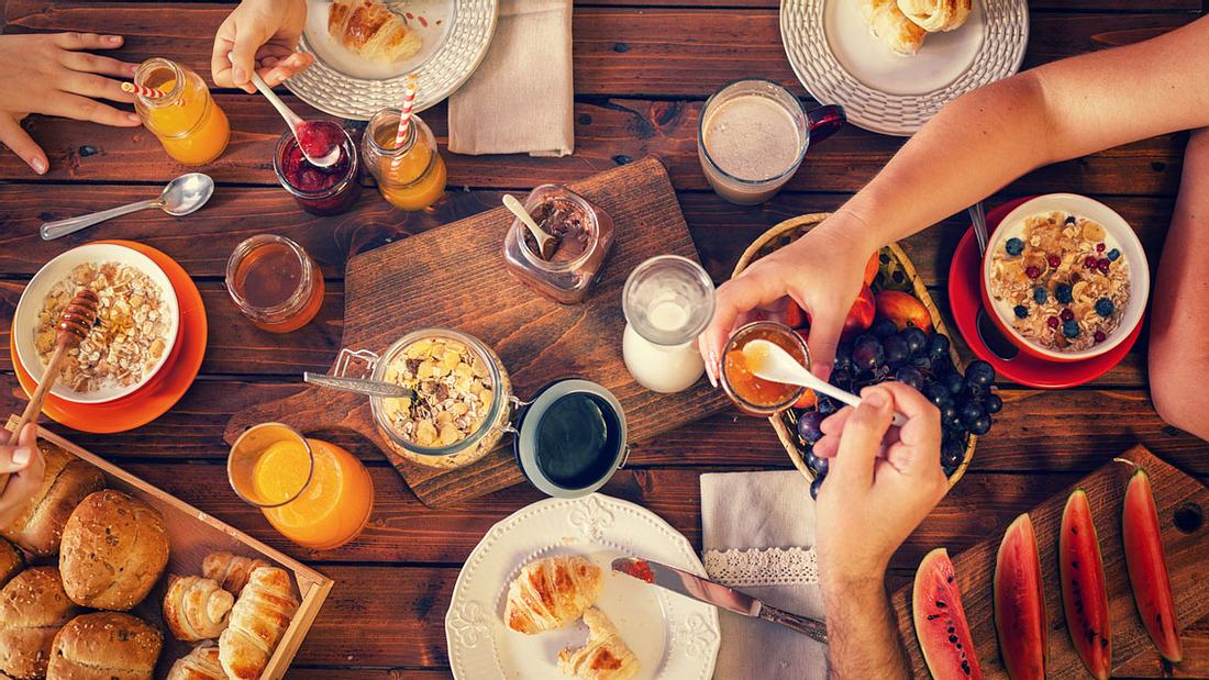 Reichhaltiges und leckeres Frühstück Reichhaltiges und leckeres Frühstück