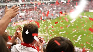 Fußball-Fans im Stadion - Foto: iStock / pxel66