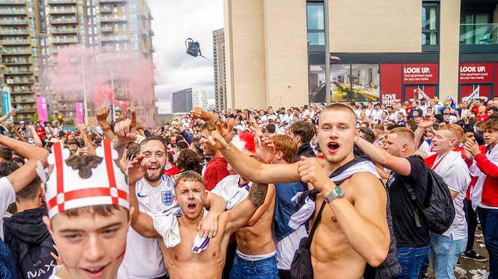 Englische Fußballfans vor dem Wembley-Stadion - Foto: IMAGO / Focus Images