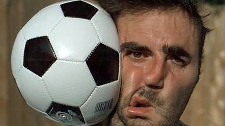 Ein Mann wird von einem Fußball im Gesicht getroffen - Foto: YouTube/TheSlowMoGuys