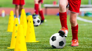 Fußballschuhe für Kinder sind die Voraussetzung zum Fußballspielen - Foto: iStock/matimix