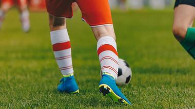 Ein Mann spielt Fußball in Fußballschuhen mit Socken - Foto: iStock/matimix
