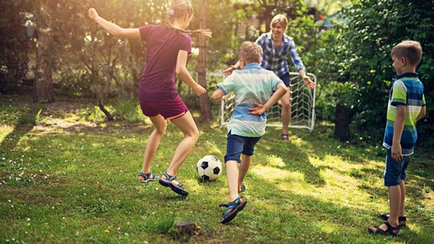 Fußballtor Kinder - Fußballtor Garten - Kleines Fußballtor  - Foto: iStock/Imgorthand