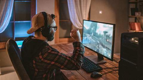 Gamer am PC - Foto: iStock / eclipse_images