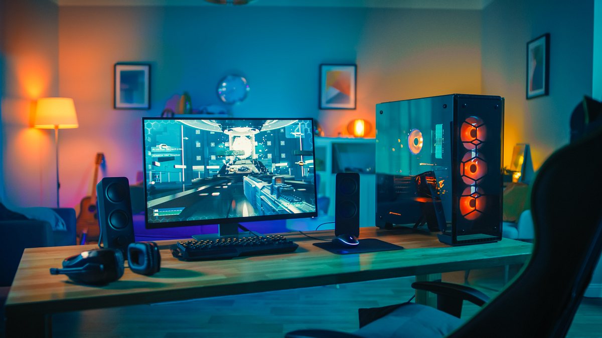 Gaming Setup mit Monitor und Gaming Stuhl