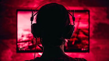 Gamer spielt Videospiel - Foto: iStock / Kerkez
