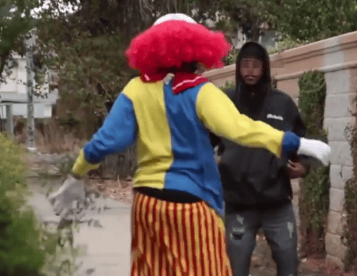 Ein US-Gangster verprügelt einen Horror-Clown mit einer Waffe