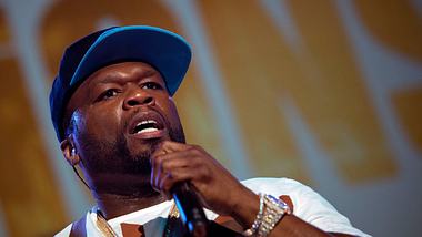50 Cent mit Mikrofon - Foto: Getty Images / BERTRAND LANGLOIS / Staff
