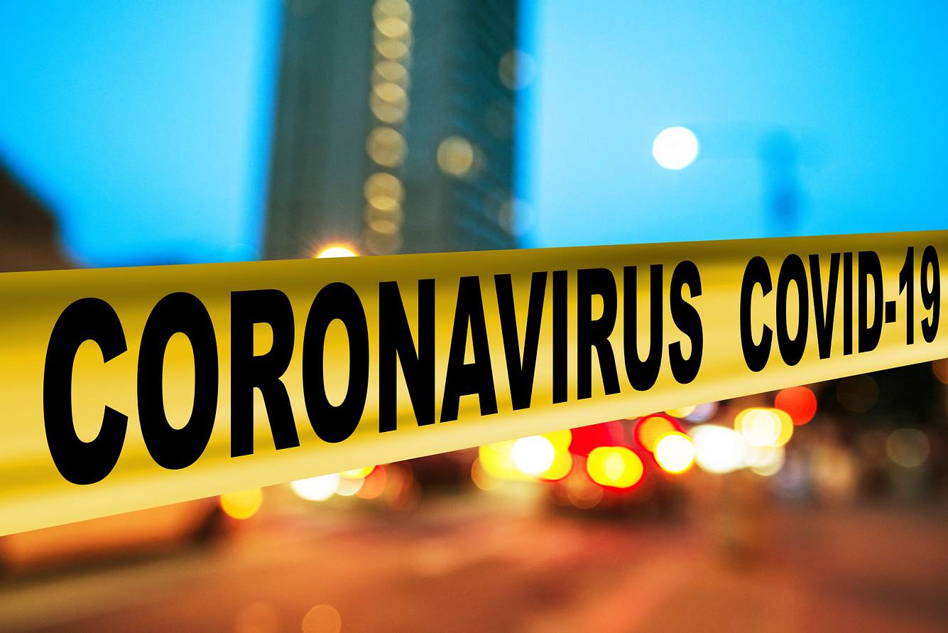 Ganztägige Ausgangssperre: HIER gilt die neue Corona-Regel Stadtsilhouette mit Coronawarnband