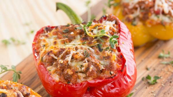 Gefüllte Paprika mit Hackfleisch: So gelingt sie garantiert - Foto: iStock / ALEAIMAGE