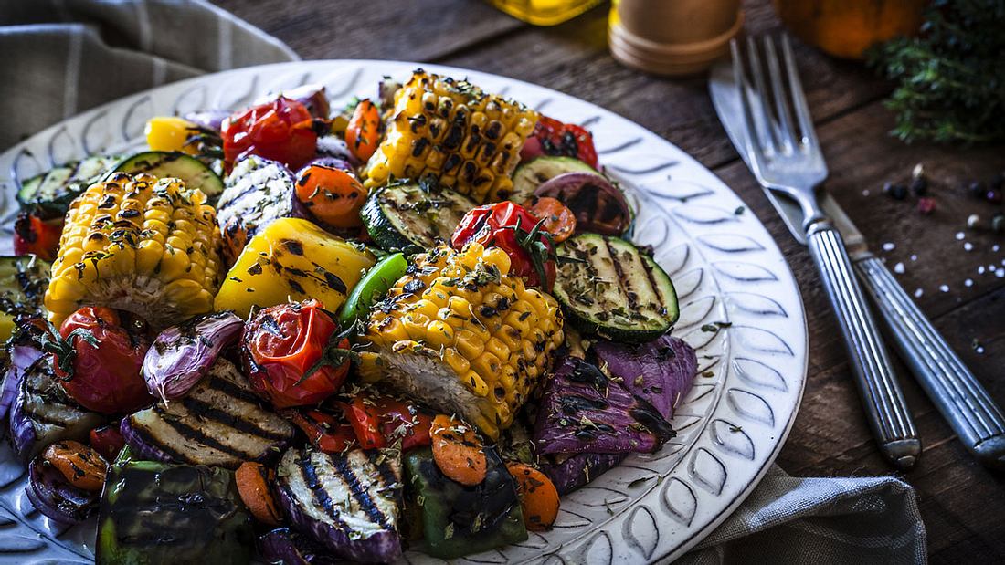 Salat mit gegrilltem Gemüse Salat mit gegrilltem Gemüse