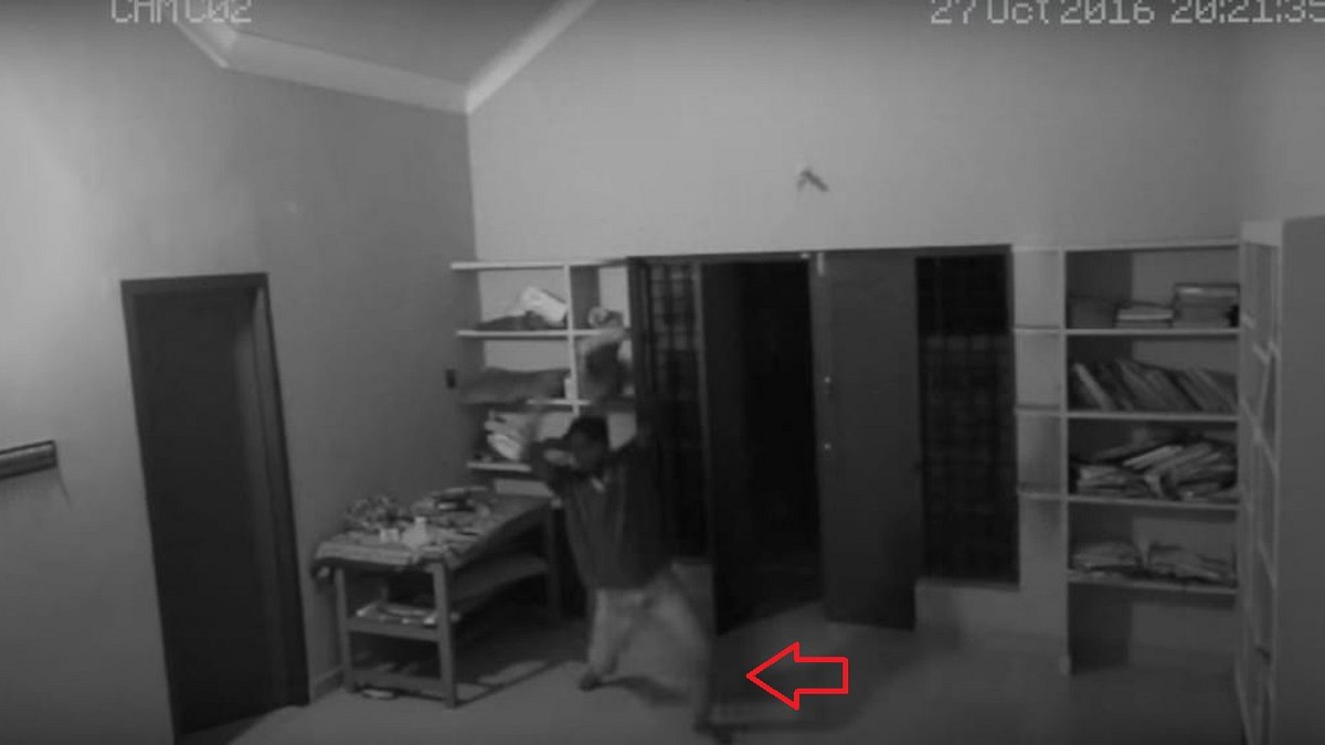 CCTV filmt: Wird hier ein Mann von einem geist attackiert?