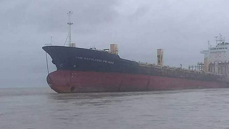 Das Geisterschiff an der Küste Myanmars - Foto: Facebook / Yangon Police