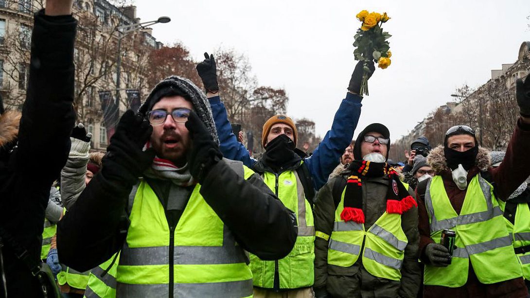 Gelbwesten protestieren in Paris. - Foto: Getty Images/ZAKARIA ABDELKAFI 