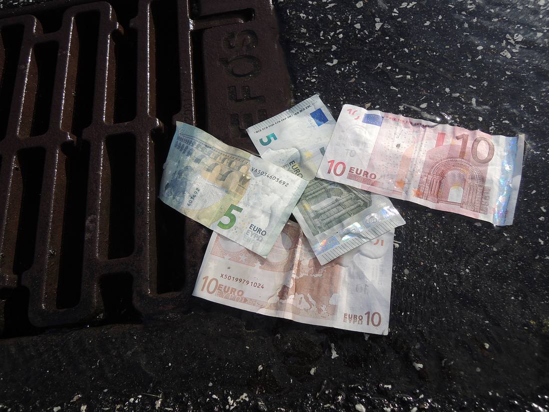 Geldscheine liegen auf der Straße 