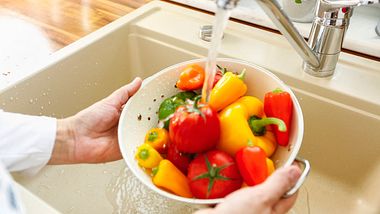 Gemüse richtig waschen - Foto: iStock / GMVozd