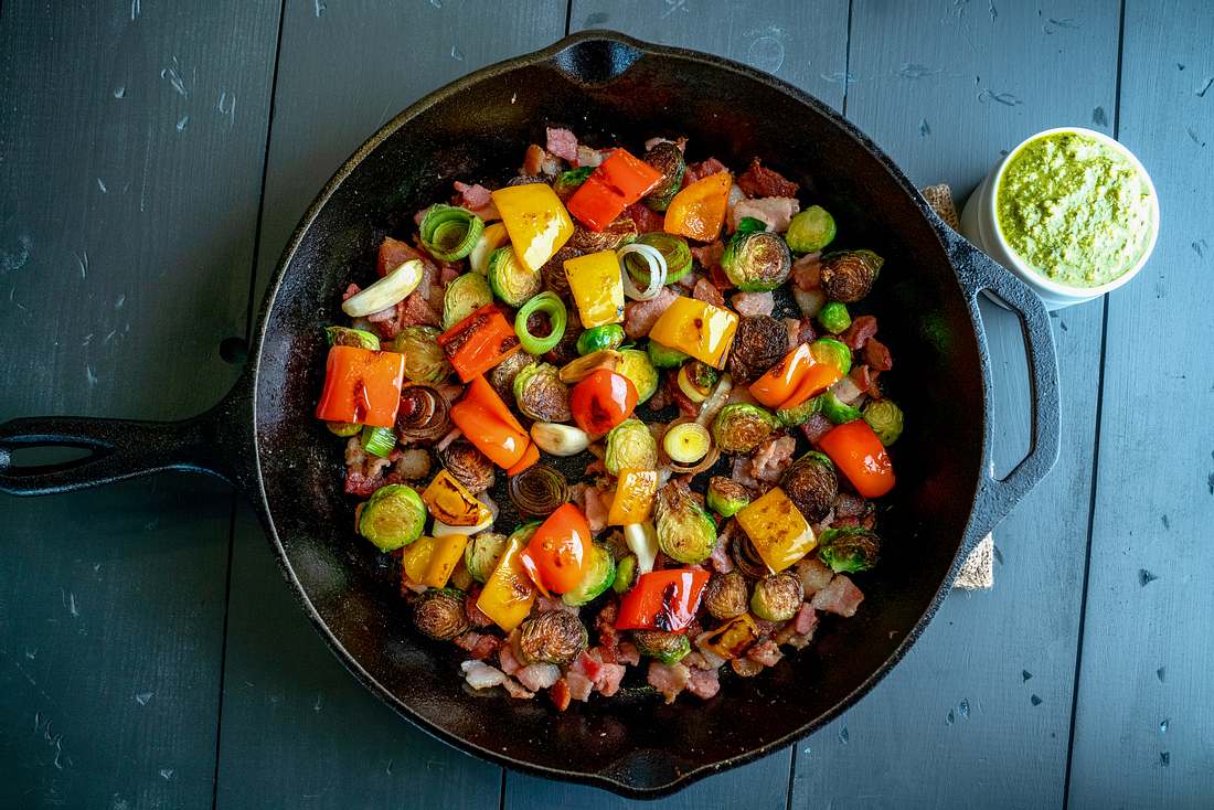 Gemüse braten Bratpfanne voller Gemüsesorten