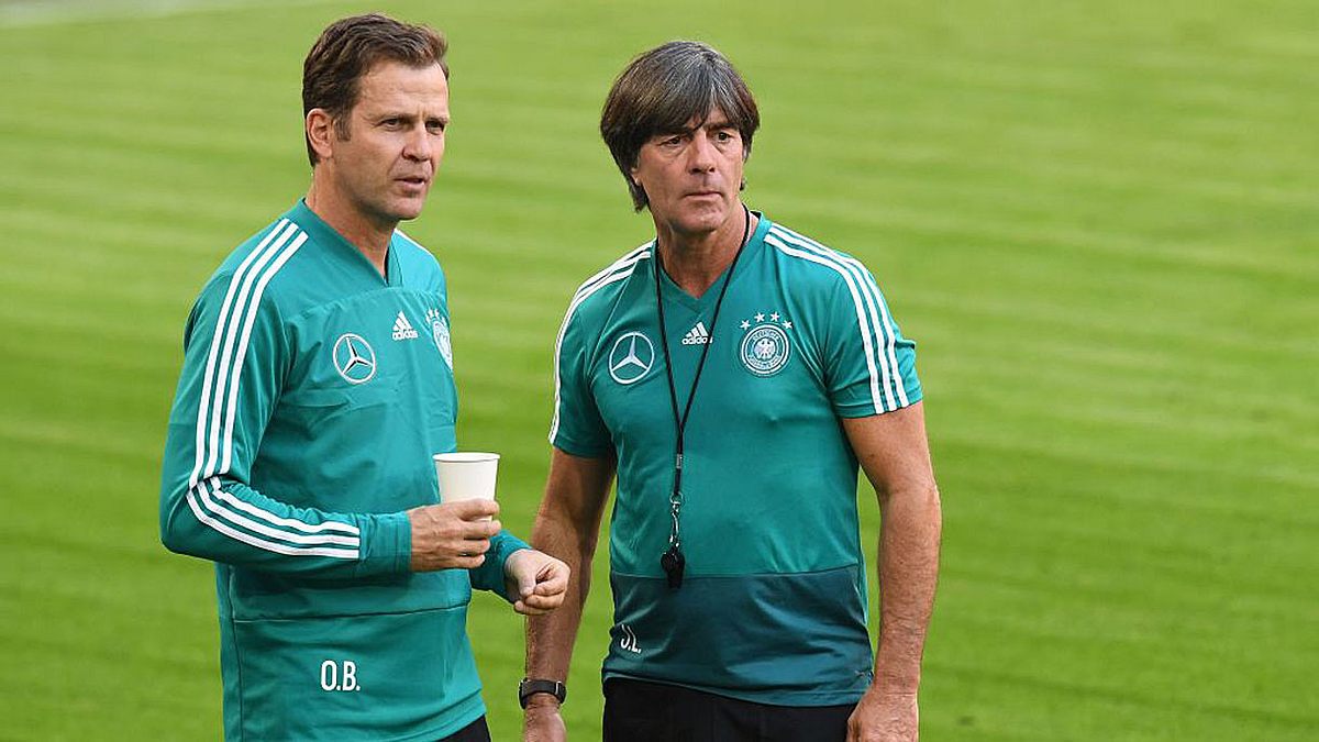 Oliver Bierhoff und Joachim Löw im Zwiegespräch. Der DFB bietet demnächst genderneutrale Toiletten an.