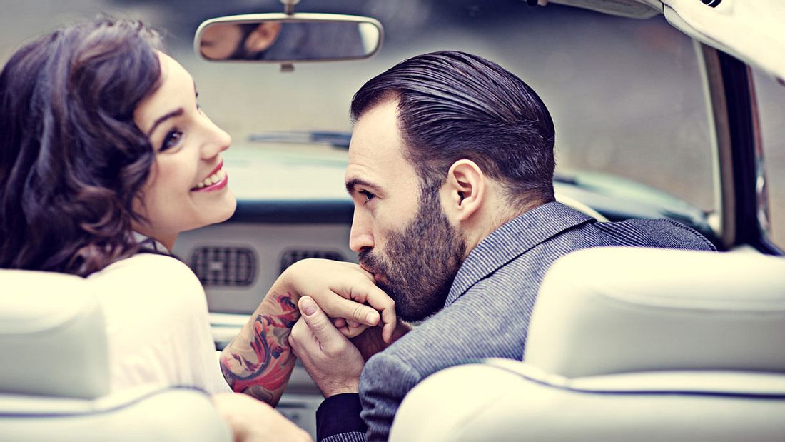 Küss die Hand: Was sagt Knigge dazu? Modern oder von gestern? Dresscode- und Knigge-Regeln