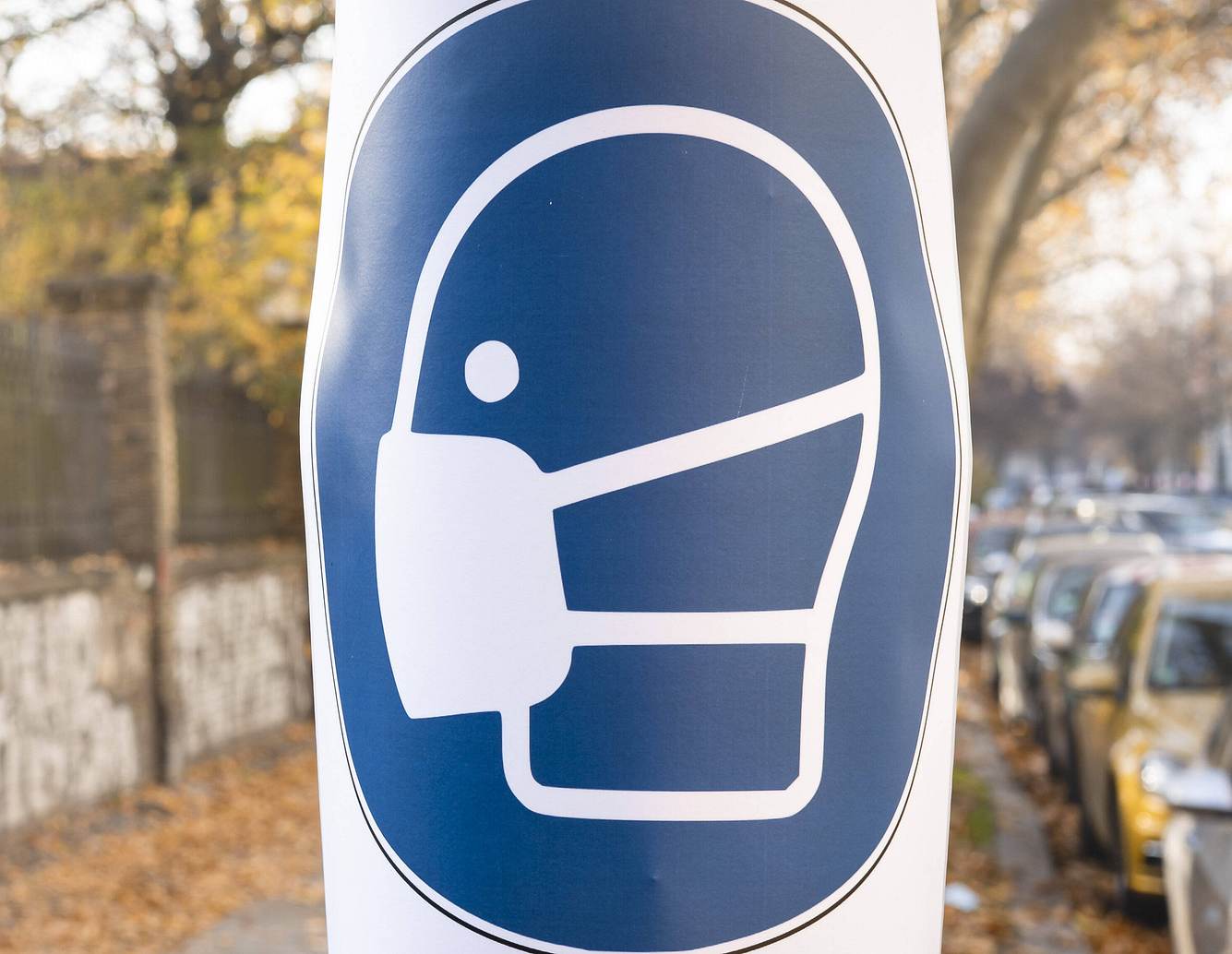 Gericht kippt Maskenpflicht in Düsseldorf Maskenpflicht-Schild auf der Straße