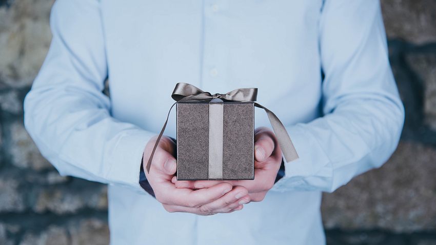 Geschenke zum Vatertag 2021 - Foto: Olga Niekrasova / iStock