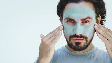 Gesichtsmaske für Männer aufgetragen - Foto: iStock/ Olezzo