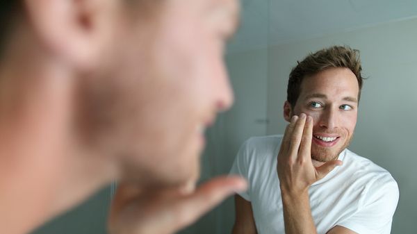 Mann guckt in Spiegel - Foto: iStock/Maridav