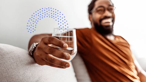 Mann mit Glas Wasser  - Foto: iStock / ljubaphoto