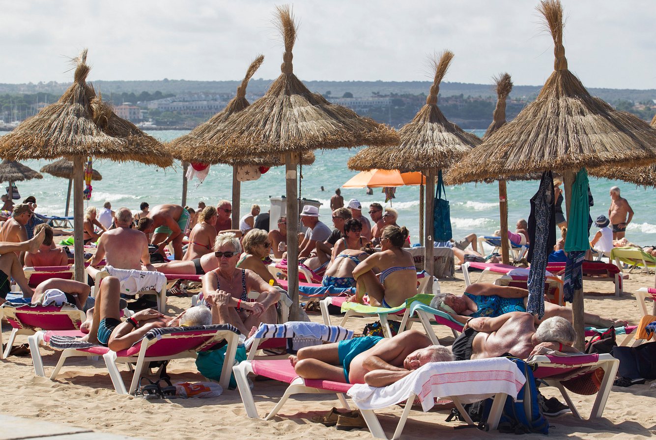 Touristen am Strand von Mallorca