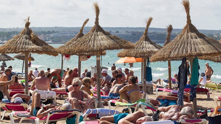 Touristen am Strand von Mallorca - Foto:  JAIME REINA/AFP/Getty Images