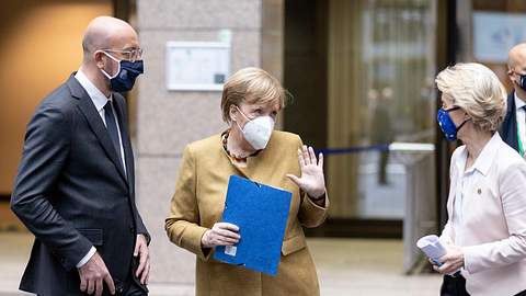 Angela Merkel zieht die Notbremse - Foto:  Getty Images / Thierry Monasse 