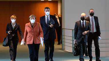 Angela Merkel, Markus Söder, Olaf Scholz - Foto: Getty Images/ BERND VON JUTRCZENKA