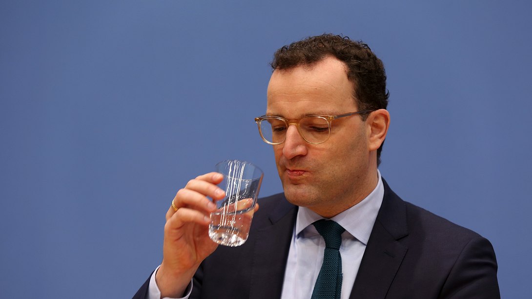 Jens Spahn trinkt Wasser - Foto: Liesa Johannssen-Koppitz / Getty Images