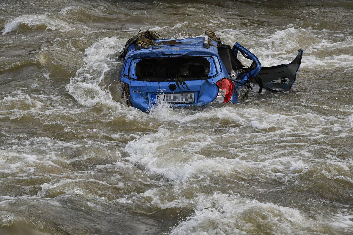 Bild von Auto in Flut im Ahrtal 