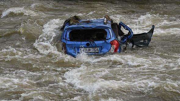 Bild von Auto in Flut im Ahrtal  - Foto: Getty Images / CHRISTOF STACHE